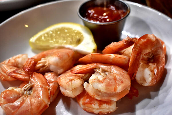 Peel-and-Eat-Shrimp with lemon wedge and sauce